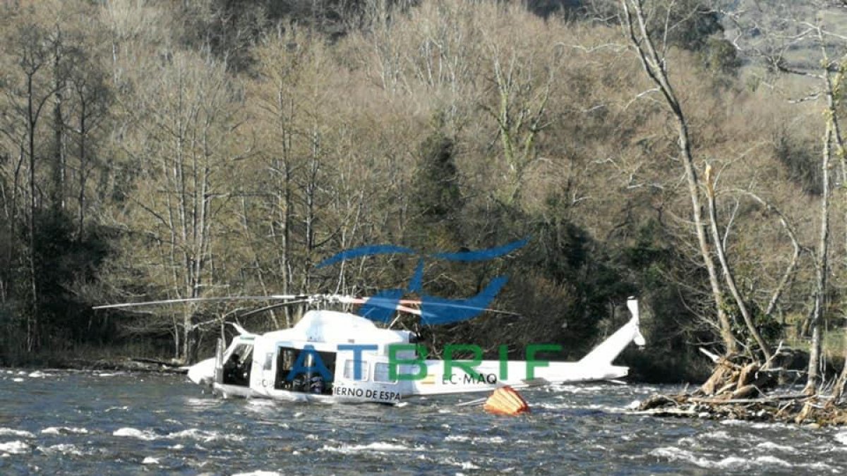 El helicóptero leonés en el cauce del río asturiano.