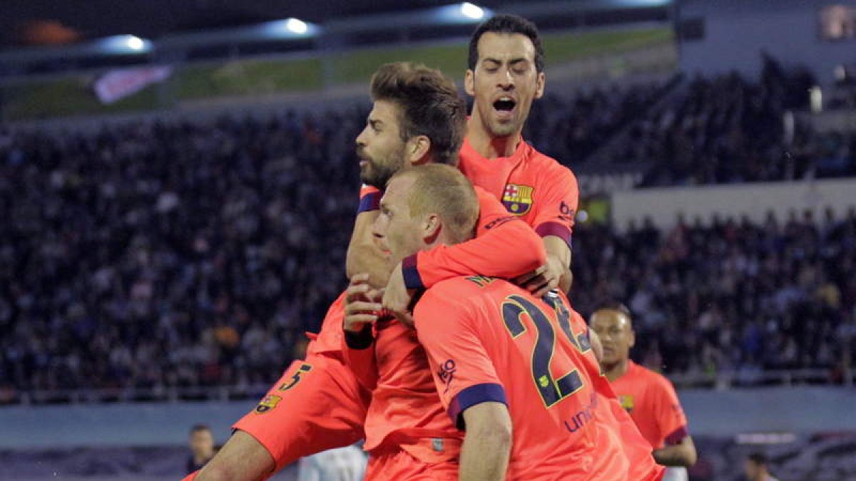 Piqué y Busquets felicitan a Mathieu por el gol de la victoria ante el Celta de Vigo.