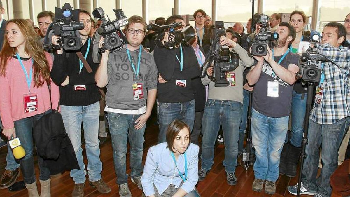 Los periodistas esperan la salida de Mariano Rajoy a las puertas de la sala principal del Auditorio Miguel Delibes.
