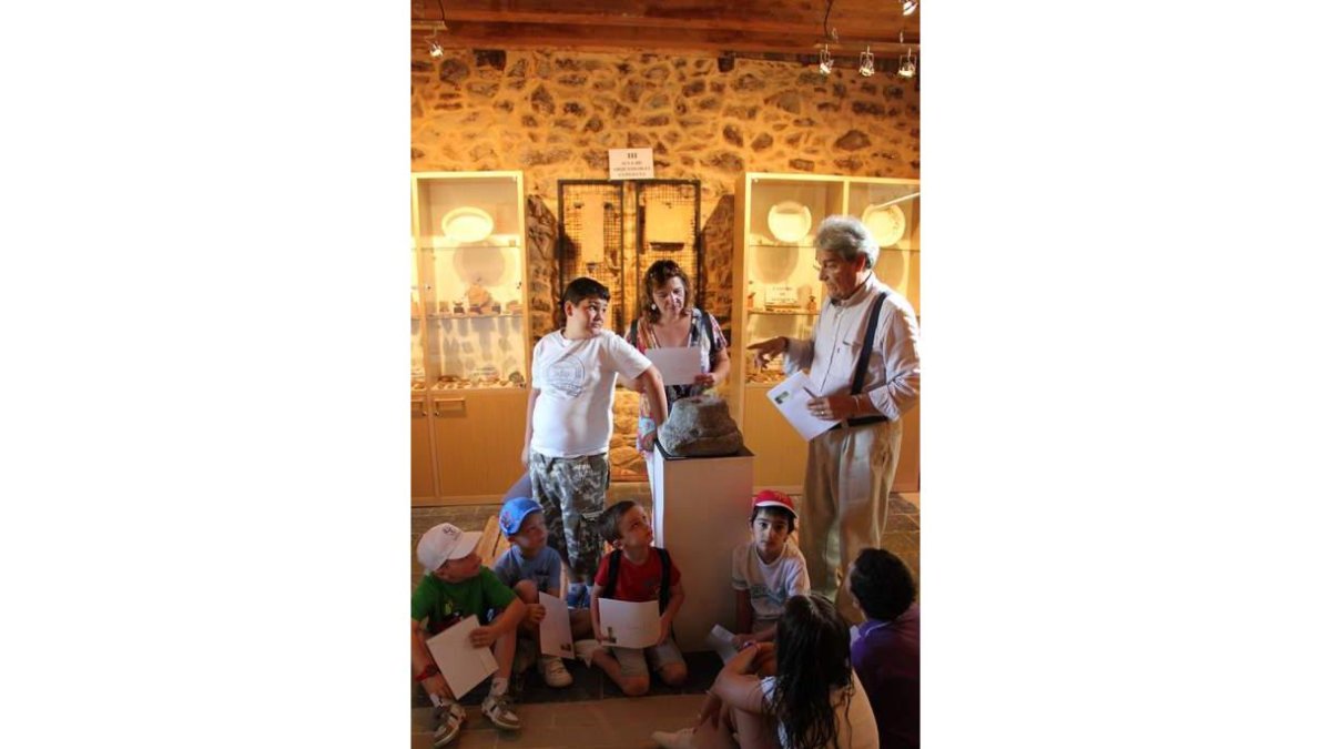 Los niños atienden las explicaciones de Benito Escarpizo.