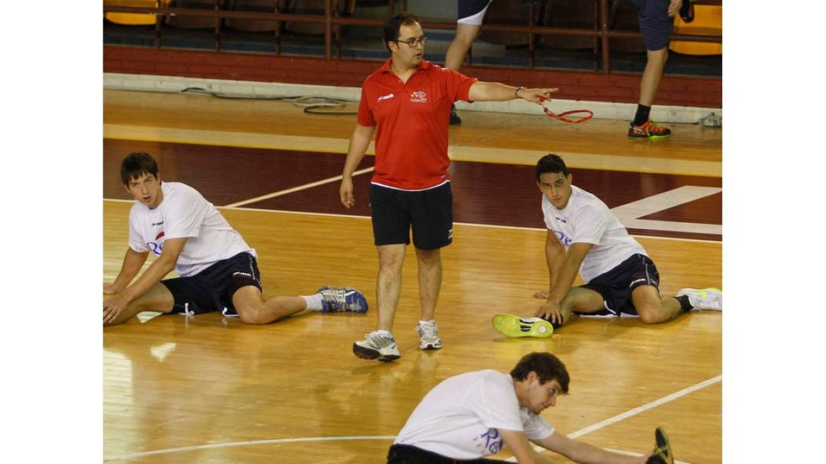 El técnico Dani Gordo dirige un entrenamiento del equipo marista en los últimos días.