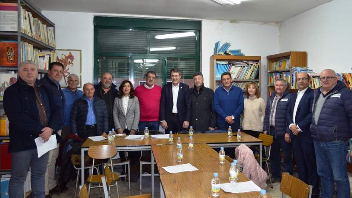El presidente, con los alcaldes y diputados de la zona. CASTRO