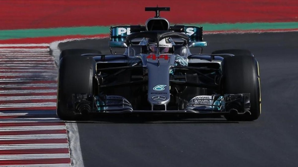 Lewis Hamilton pilota su Mercedes en los ensayos de Montmeló de este martes.