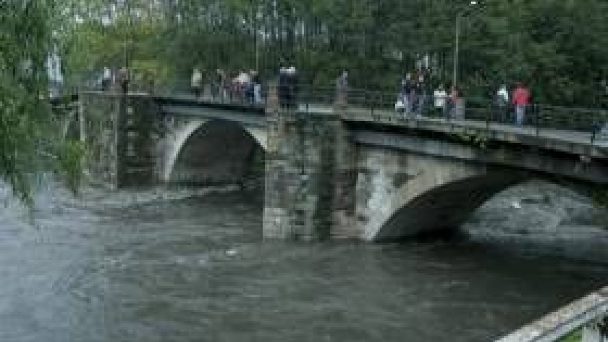 La ampliación del puente sobre el río Cúa es una de las obras más reivindicadas en Cacabelos