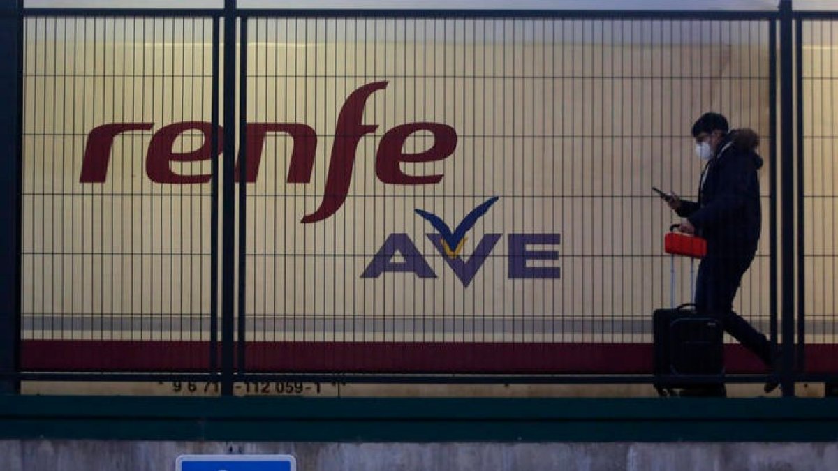Un viajero coge el AVE en la estación de León. FERNANDO OTERO
