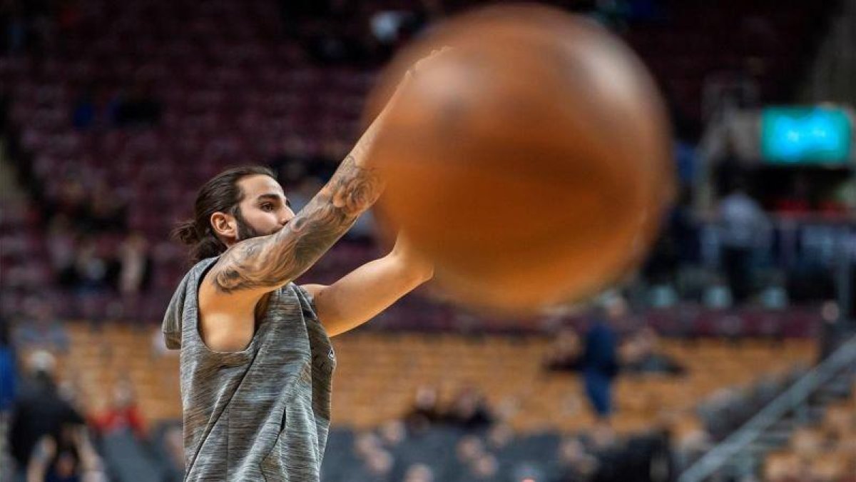 Ricky Rubio calienta antes del inicio de su partido de baloncesto de la NBA contra los Toronto Raptors en Toronto, Canadá.