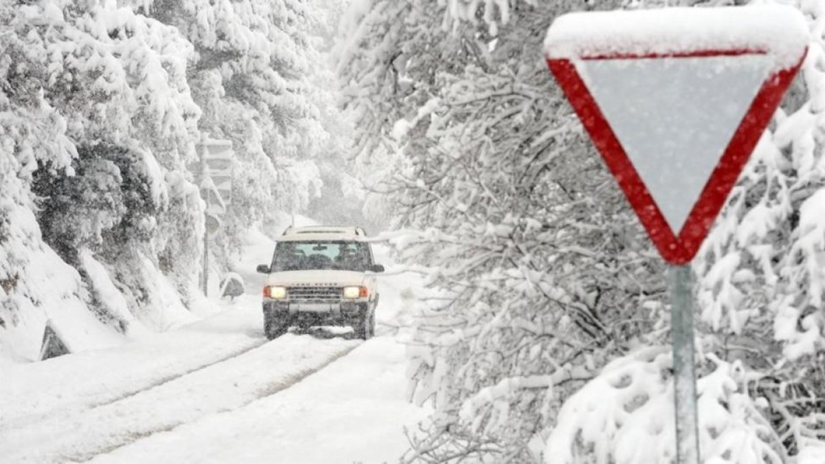 La precaución es el mejor consejo para circular por la carretera en caso de nieve o hielo.