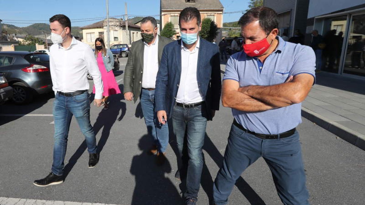 Cendón, Morán, Tudanca y el alcalde de Toral de los Vados, ayer en el encuentro socialista. ANA F. BARREDO