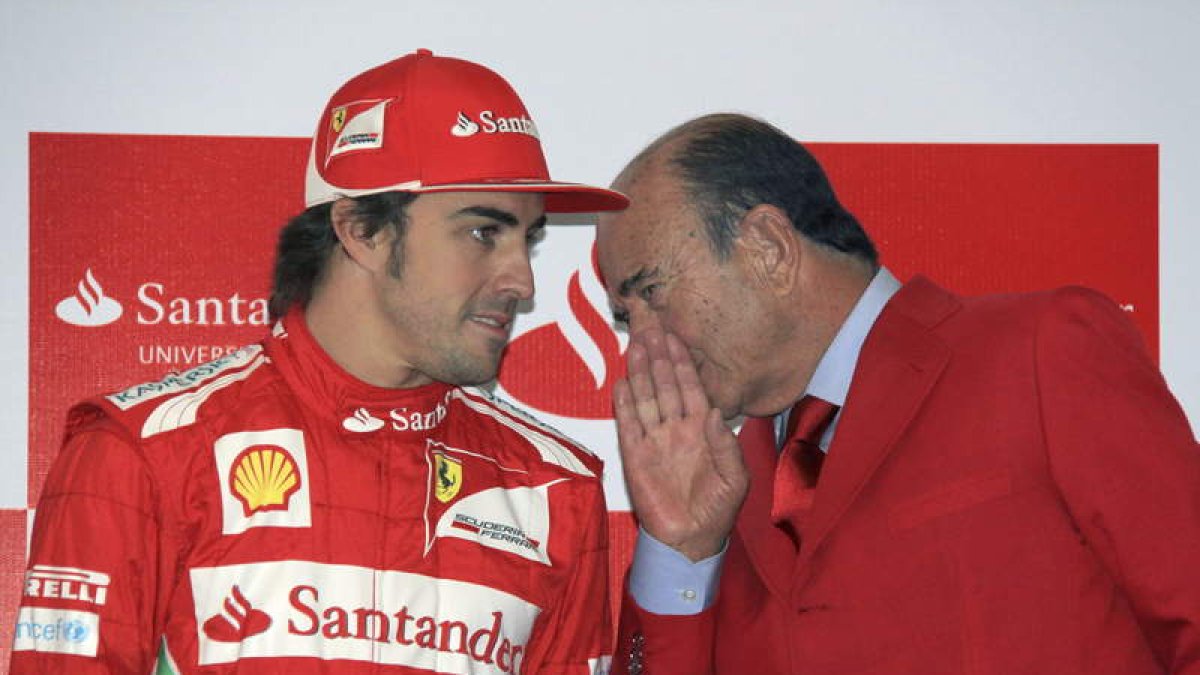El presidente del Banco Santander, Emilio Botín, habla ayer con Alonso.