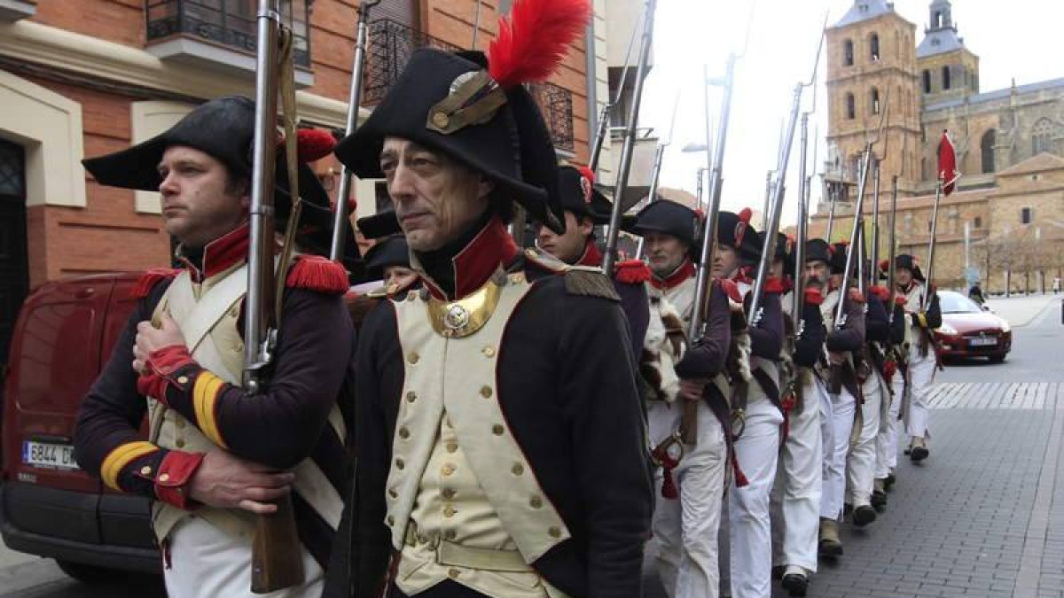 Fusileros franceses guardan ayer las armas mientras sus compañeros toman una cerveza.