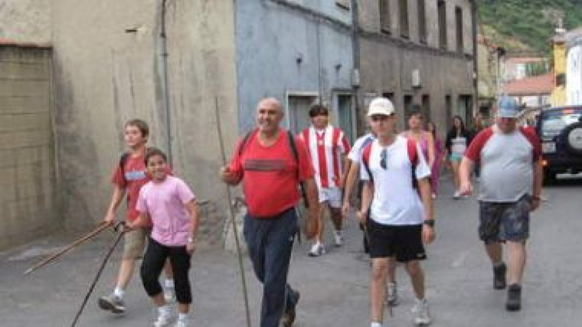Fotografía de los participantes ayer a la subida del Cueto de San Mateo.