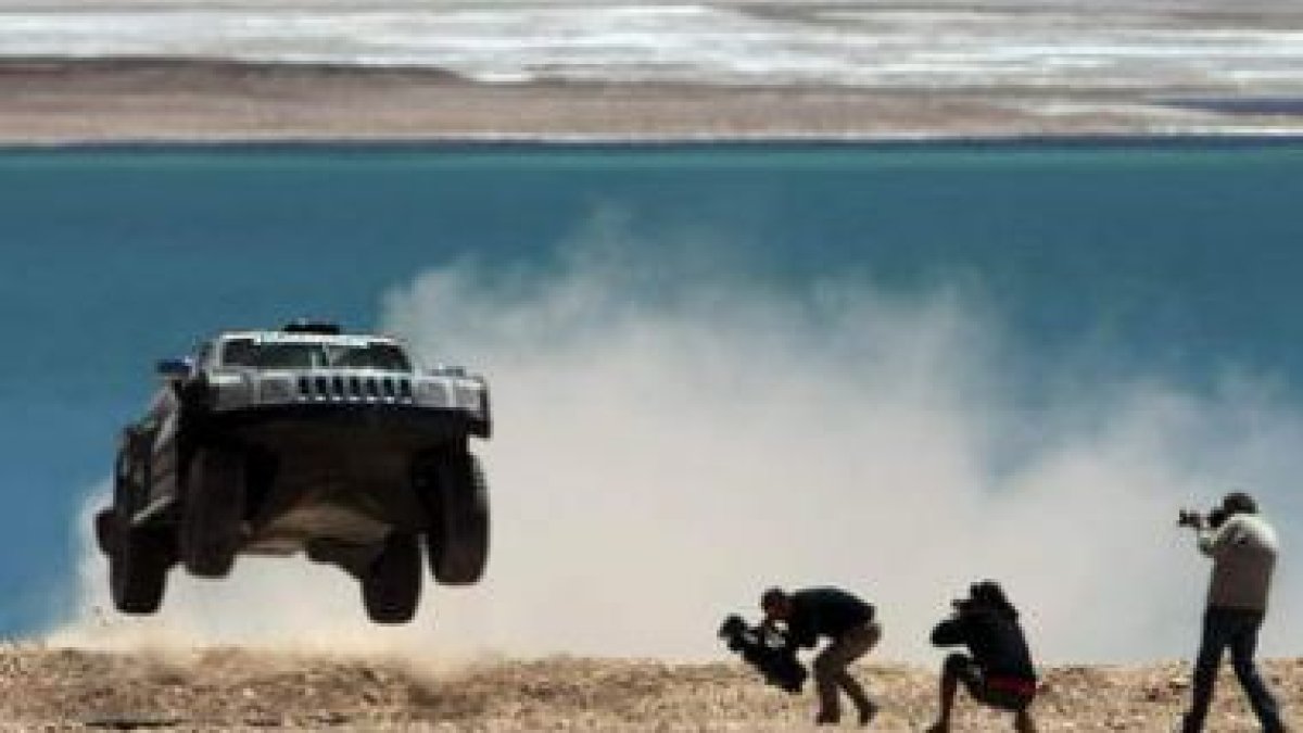 Robby Gordon salta sobre un obstáculo en el transcurso de la undécima etapa, neutralizada por la nie