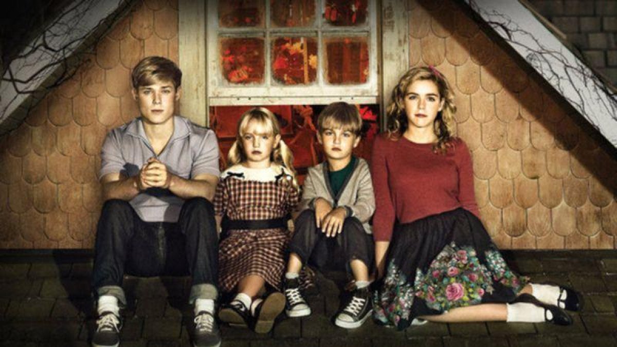 Los niños protagonistas de la película 'Flores en el ático'.