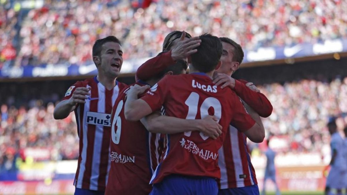 Los jugadores del Atlético celebran el gol de Koke.