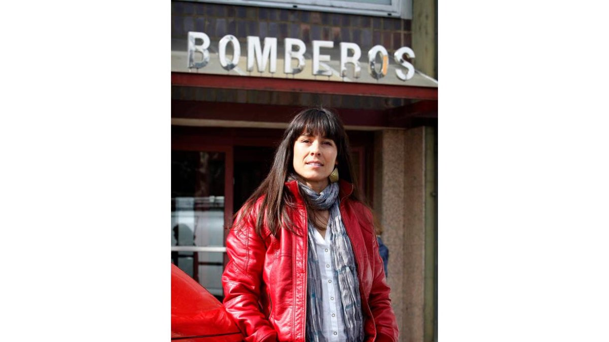 Ana María Álvarez Cuesta, frente al Parque de Bomberos de León.