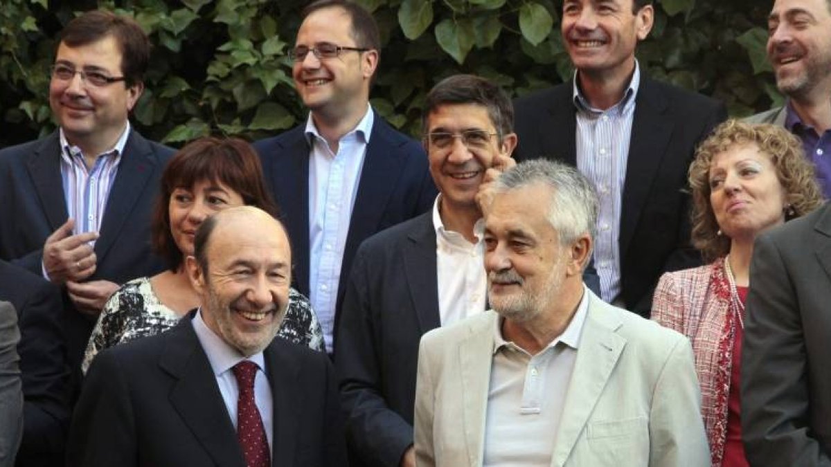 El líder del PSOE, Alfredo Pérez Rubalcaba (primera fila-i), junto al presidente de la Junta de Andalucía y secretario general del PSOE-A, José Antonio Griñan (primera fila-d), posa en la foto de familia momentos antes del inicio hoy de la reunión del Con
