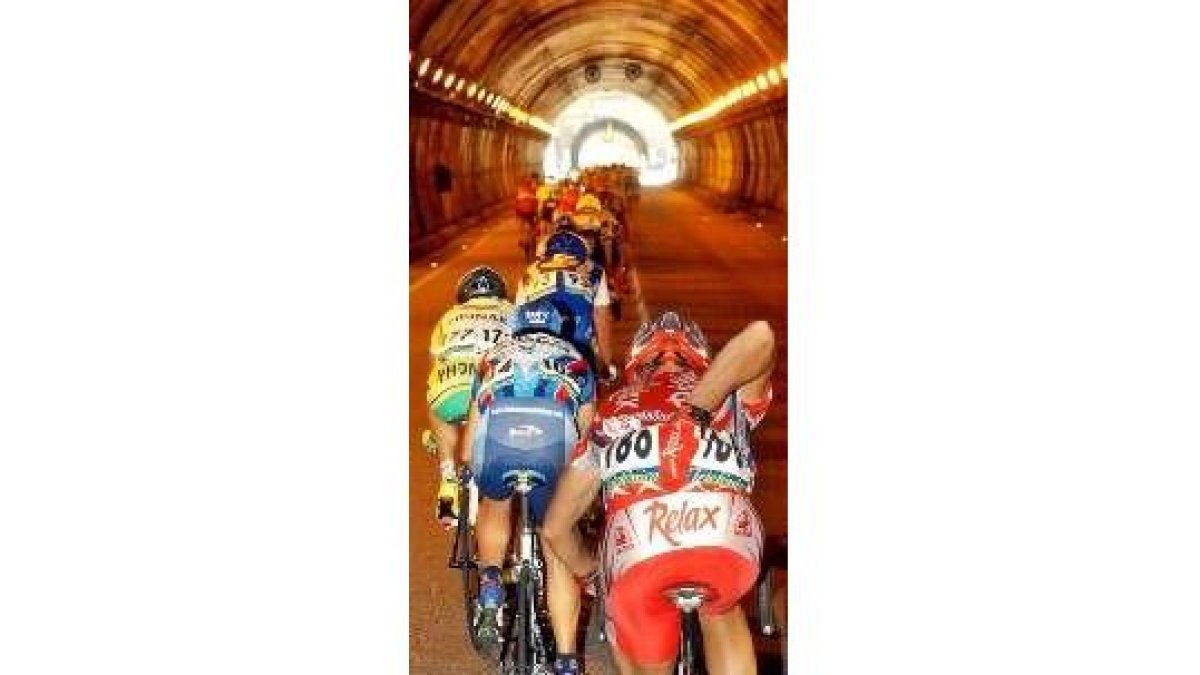 El pelotón pasa por un túnel camino de León en la Vuelta a España 2002