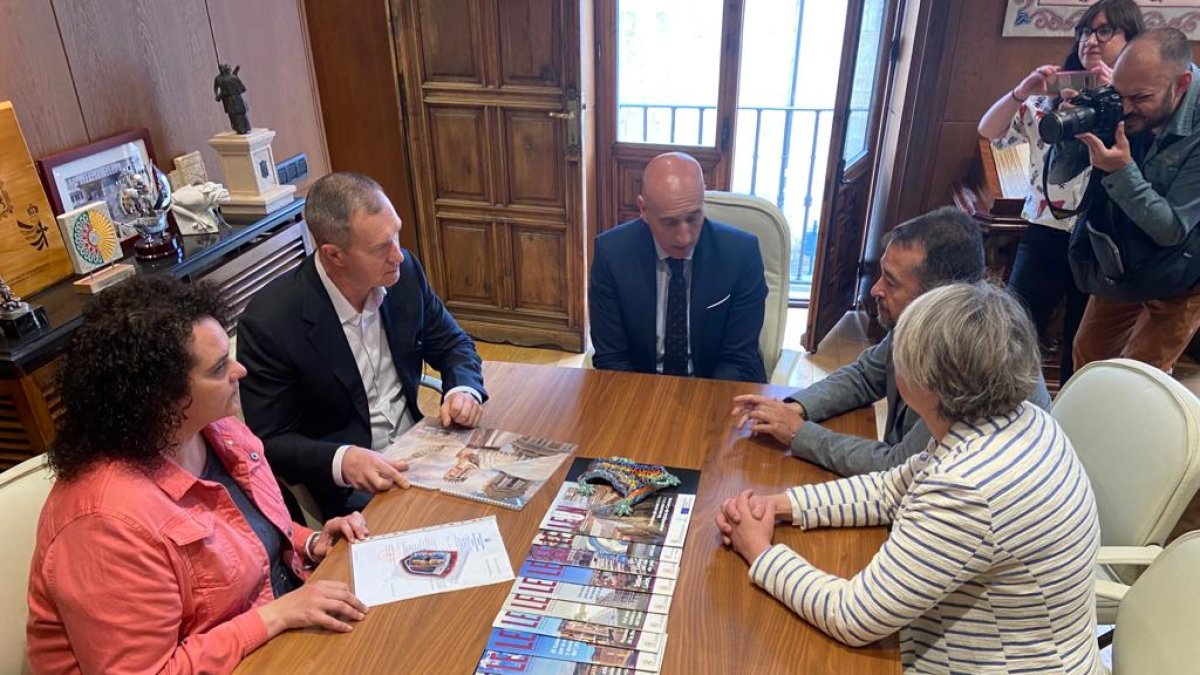 Representantes de los ayuntamientos de Kiev y León, reunidos esta mañana en San Marcelo. RAMIRO