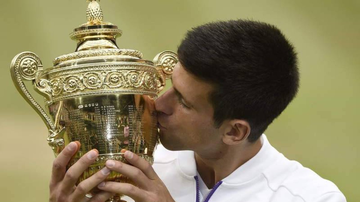 Novak Djokovic besa emocionado el trofeo de ganador de Wimbledon por segundo año consecutivo.?