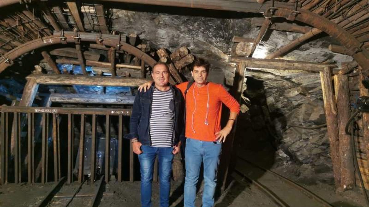El cocinero de TVE Sergio Fernández abraza a José Luis Fernández, uno de los colaboradores de la Fundación Cultura Minera en la Mina del Oro de Torre, desde donde se emitirá el programa. MAC