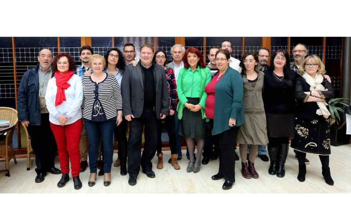Victorina Alonso y Óscar Álvarez, junto al resto de miembros que forman la candidatura que encabeza la actual regidora