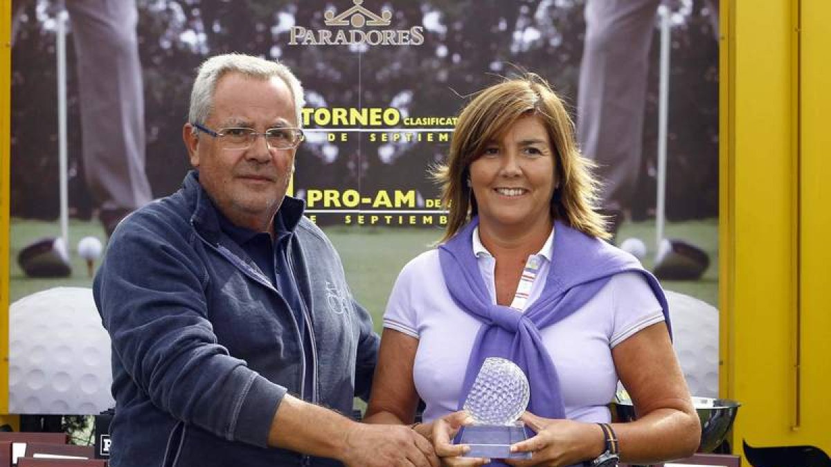 Rosana Pozo, ganadora de Damas, junto al concejal Ángel Villa