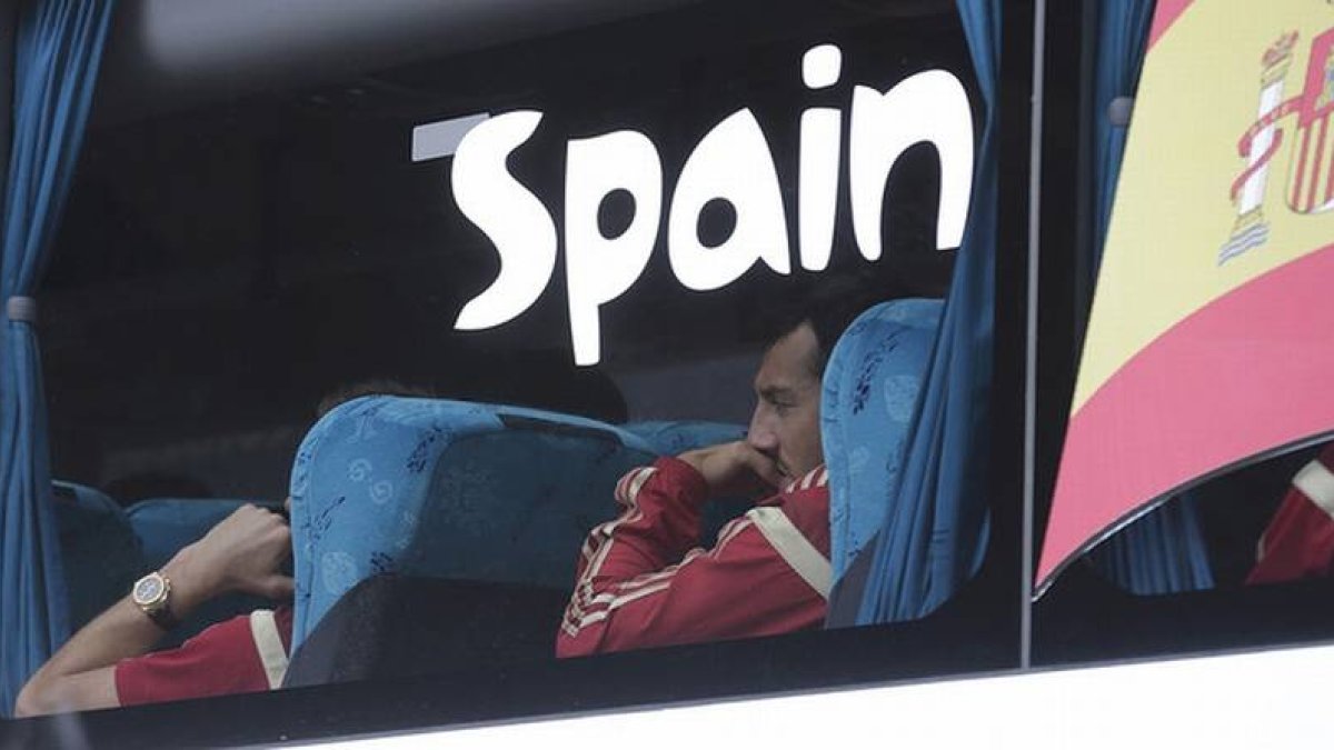 Santi Cazorla, pensativo en el autocar que ha trasladado a los jugadores españoles desde el aeropuerto de Curitiba al hotel de concentración.