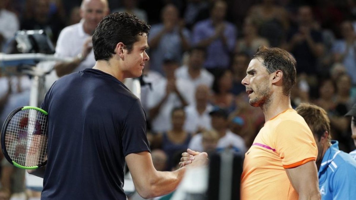 Raonic y Nadal se saludan tras el partido.