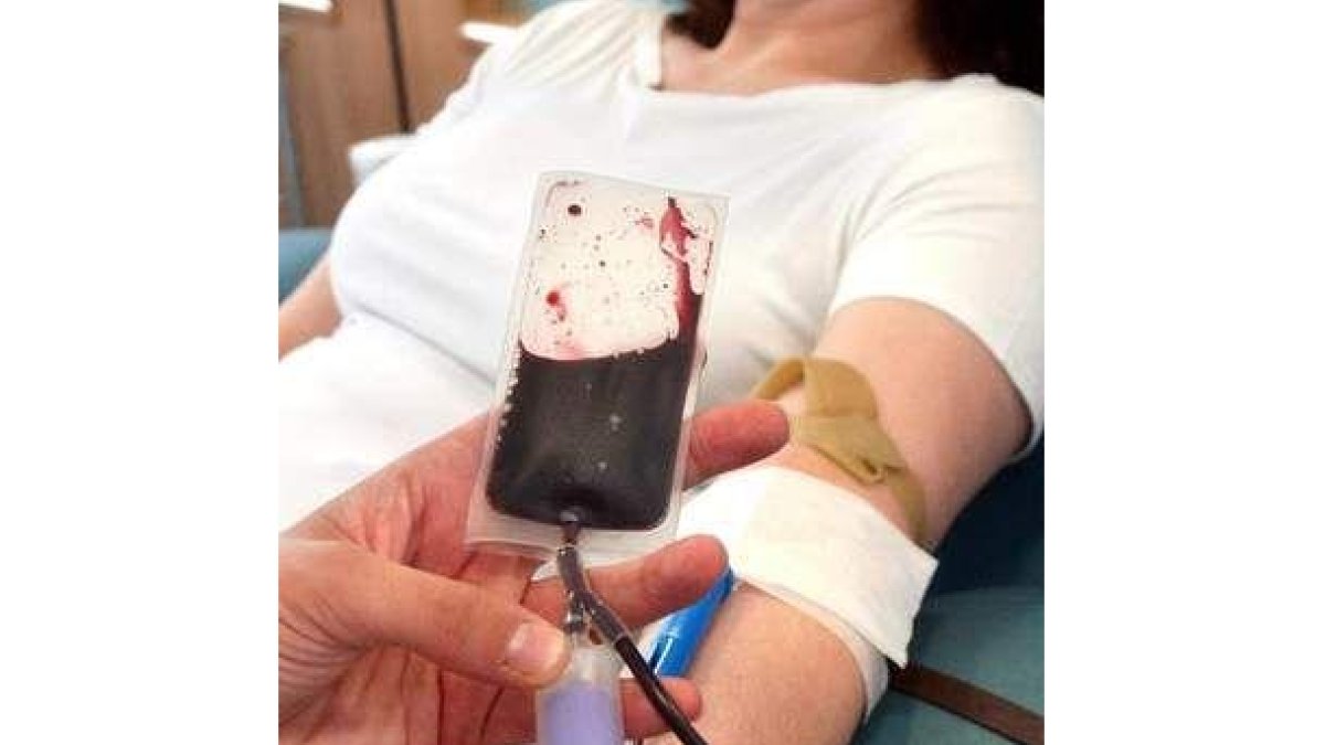 Un facultativo realiza una extracción de sangre