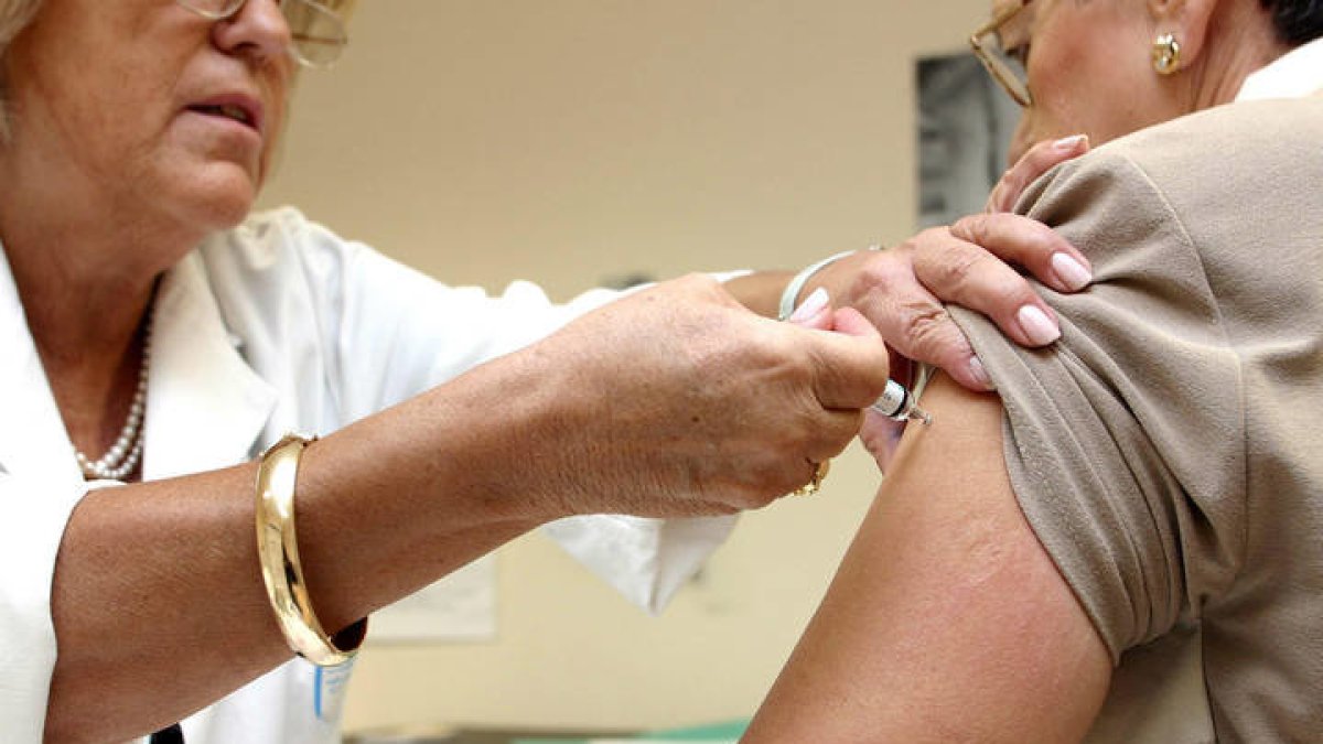 Una enfermera administra una vacuna contra la gripe. MIRIAM CHACÓN