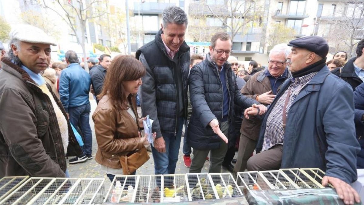 El candidato del PP, Xavier García Albiol, y el vicesecretario popular Javier Maroto, este domingo en un mercado de LHospitalet de Llobregat.