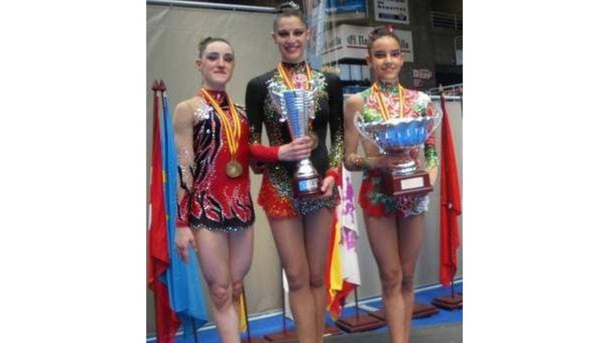 Gemma García, Carolina Rodríguez y Andrea Pozo, con sus trofeos.