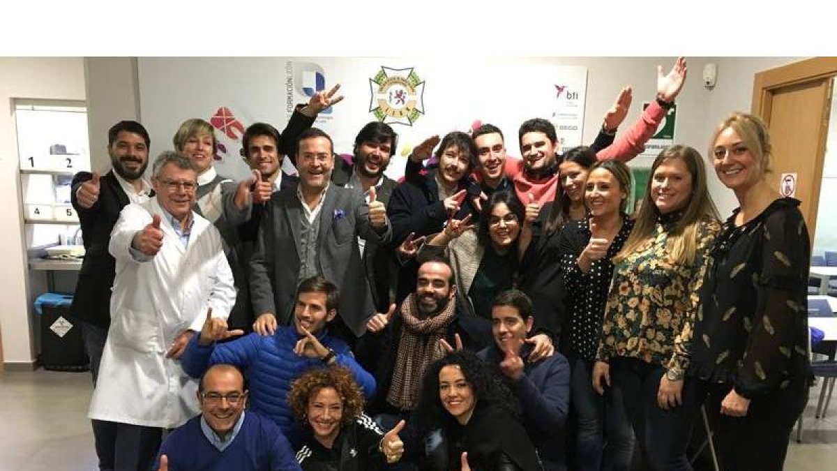 La última promoción de dentistas y profesores de la clínica solidaria de León. DL