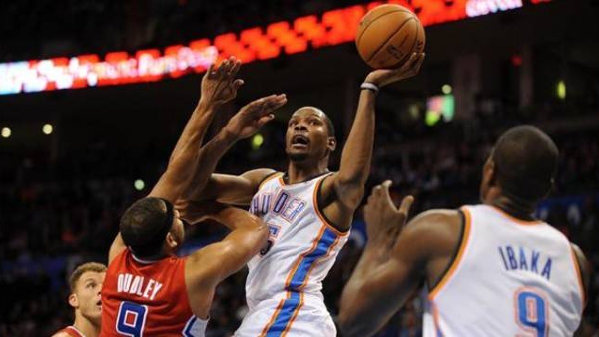 Durant tira a canasta obstaculizado por Dudley y ante la mirada de Ibaka.