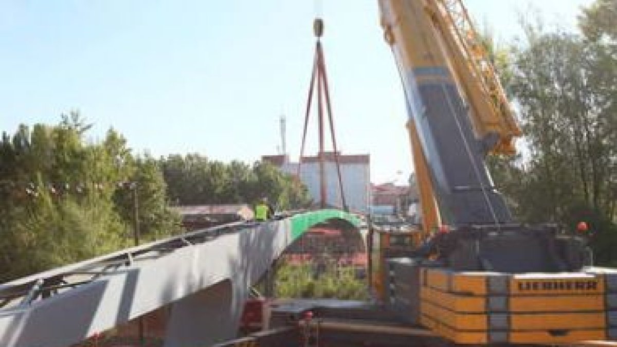 Las dos orillas del río quedan unidas con la nueva estructura.