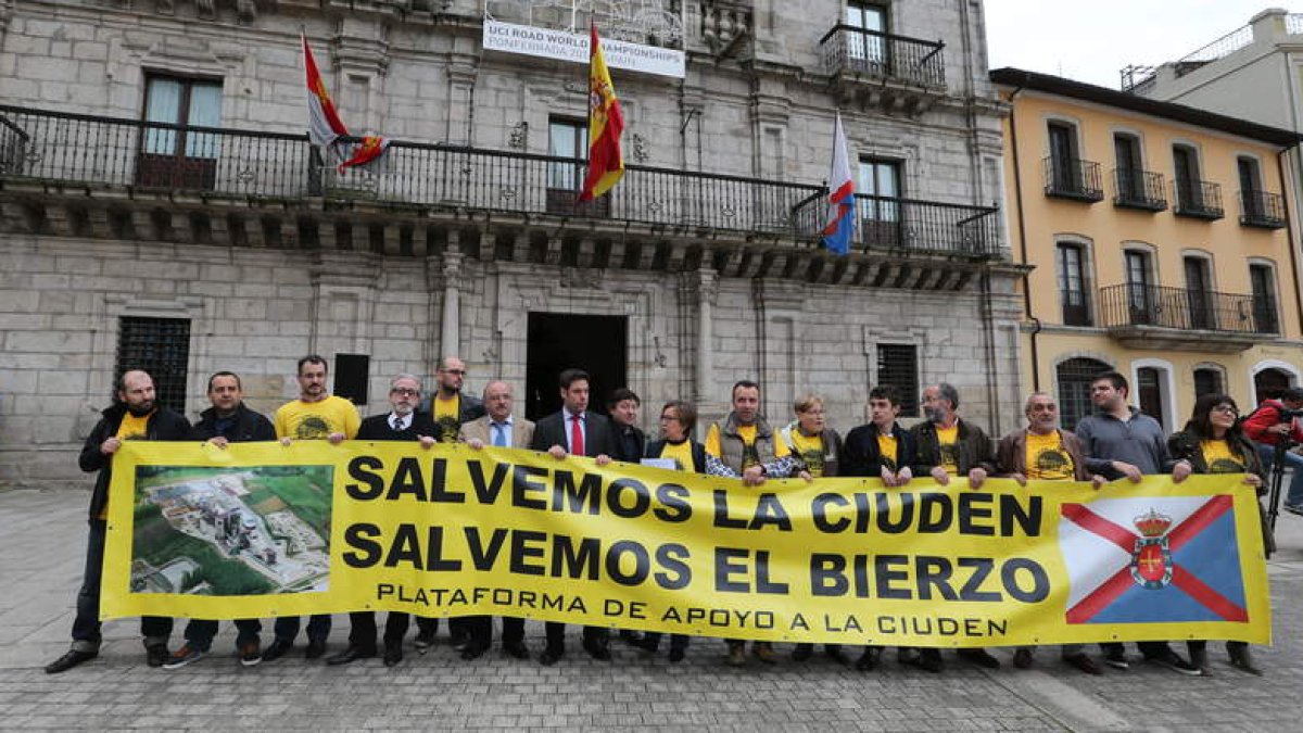 La Plataforma en Defensa de la Ciuden reunió a 300 personas el martes en Ponferrada.