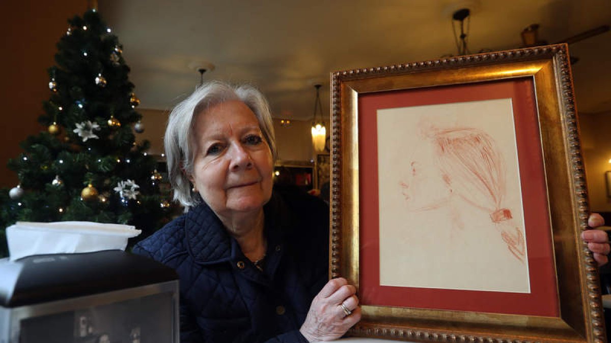 Yolanda Ferrero, ayer con su retrato. Derecha, en el Café Mero. AFB