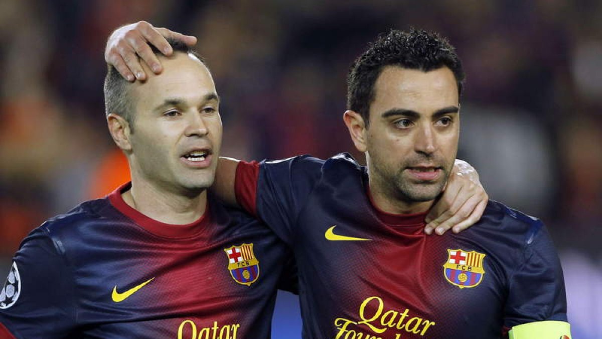 Iniesta, a la izquierda, y Xavi podrían volver a ser titulares juntos para afrontar el Clásico.
