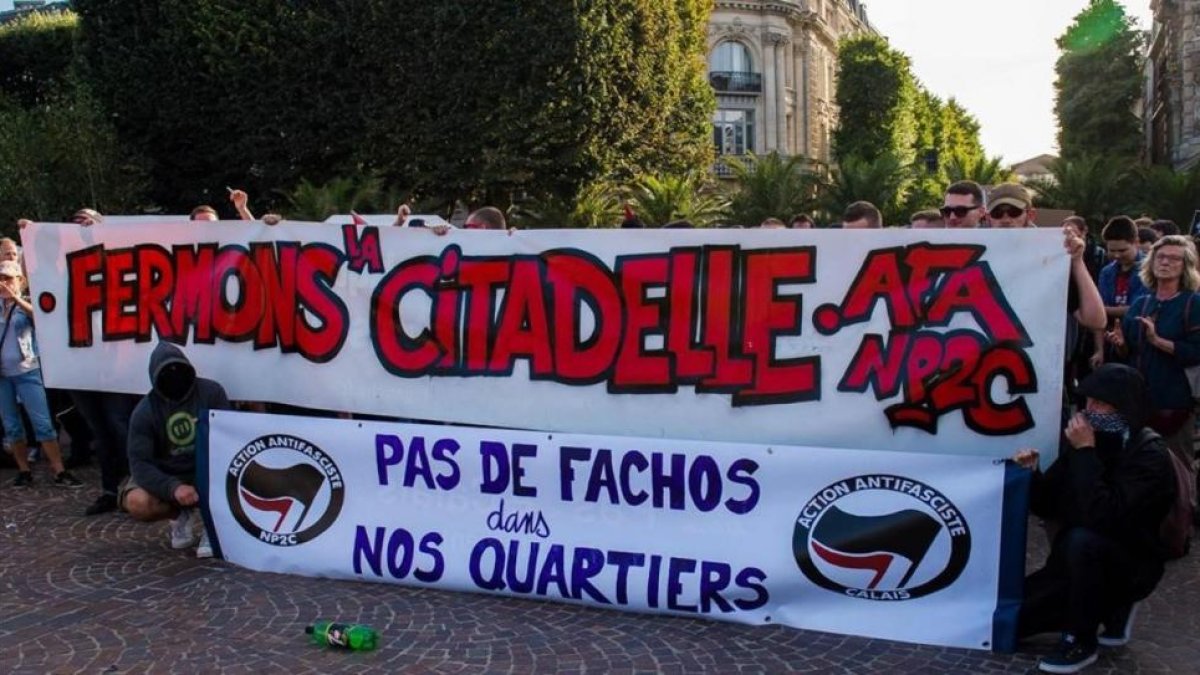 Manifestación contra la apertura de un bar ultraderechista en Lille.