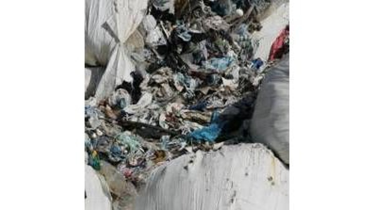 Algunos de los fardos de basura ya se han abierto con el tiempo