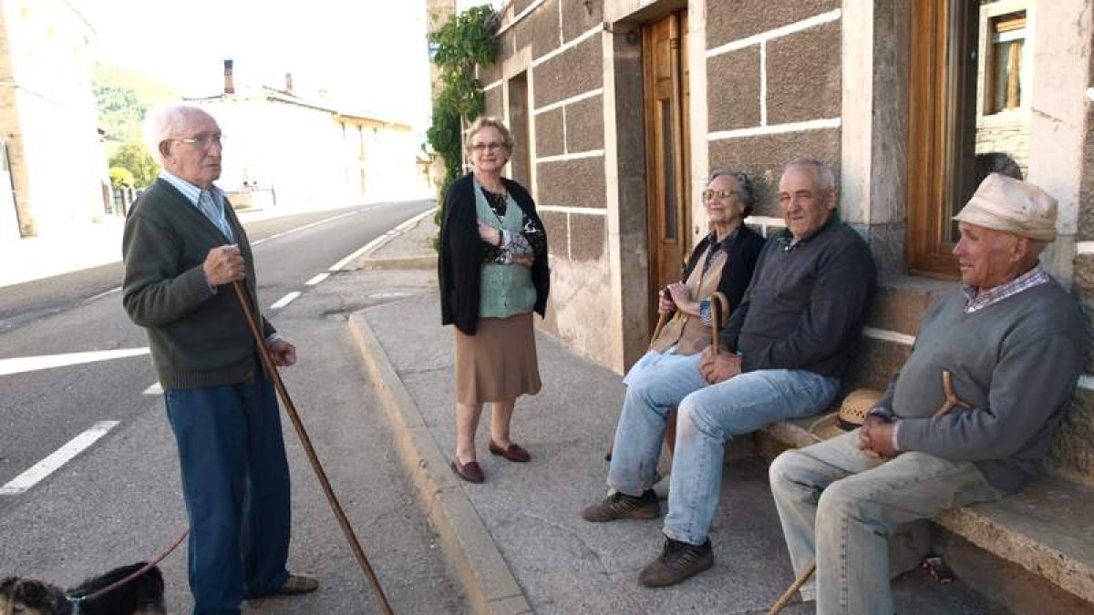 Vecinas y vecinos de Crémenes comentaban en grupo la noticia ayer por la tarde.