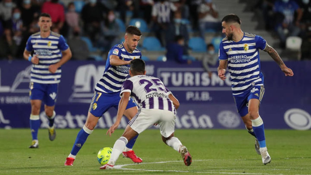 Un momento del partido entre la Deportiva y el Real Valladolid. L. DE LA MATA