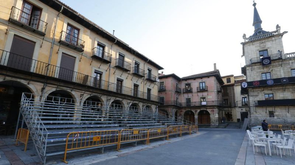 Una de las gradas colocadas ya en el lateral de la plaza Mayor