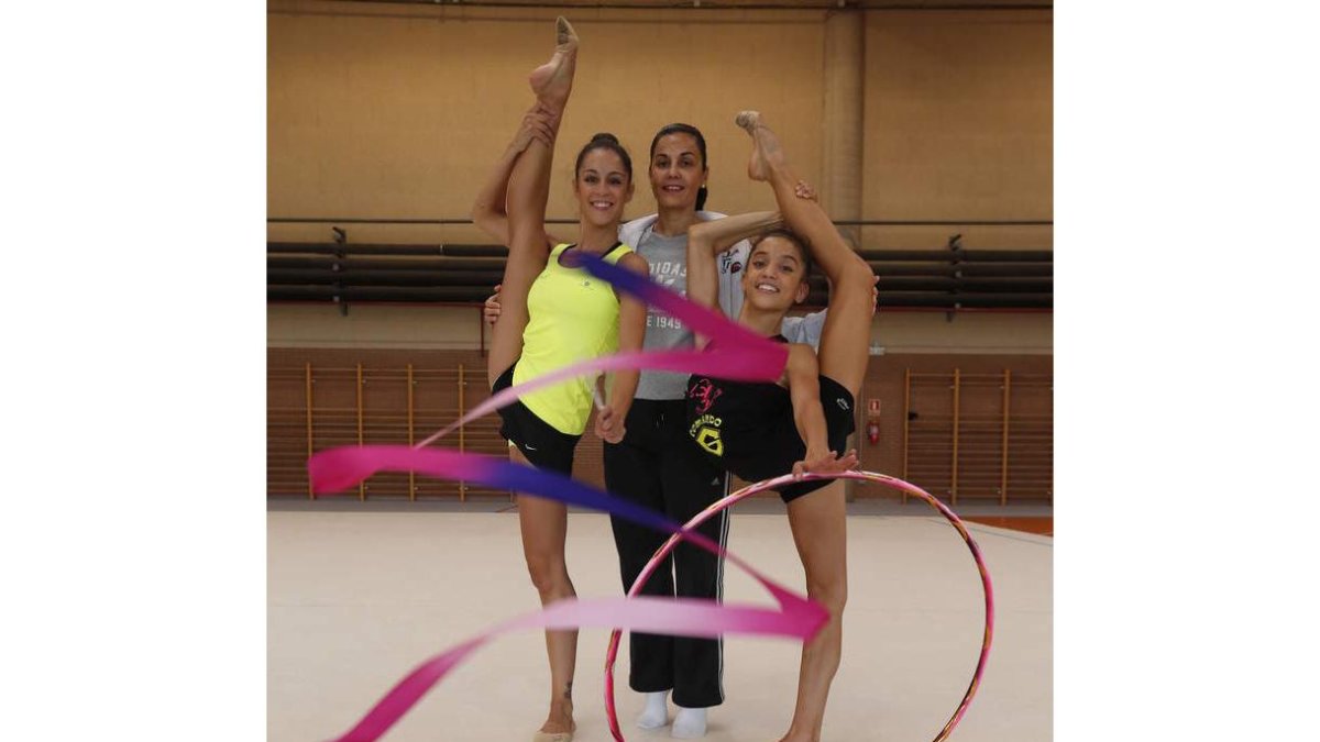 Carolina Rodríguez y Sara Llana junto a su entrenadora Ruth Fernández. JESÚS F. SALVADORES