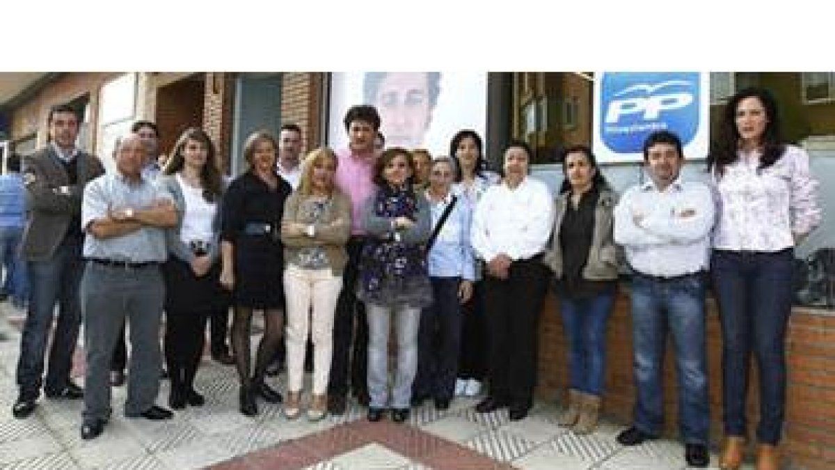 Candidatos del PP en Villaquilambre junto a la presidenta del partido.