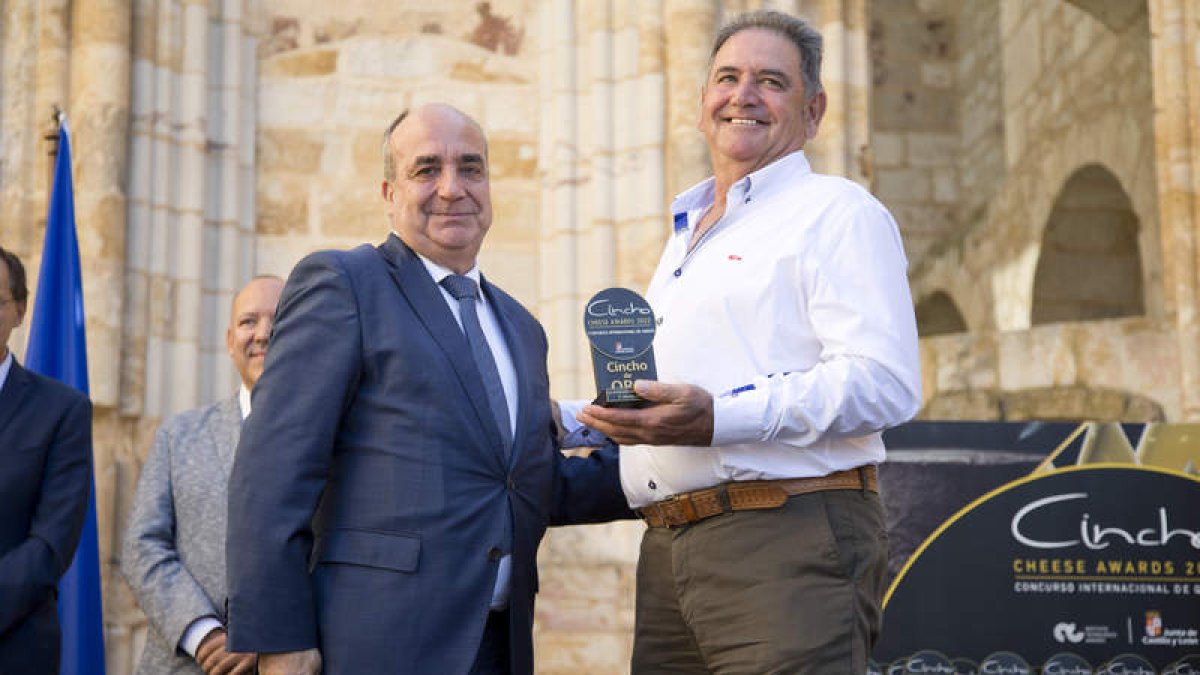 El presidente de la Cooperativa Vega Esla, Balduino Fernández, recogiendo el Cincho de Oro. DL