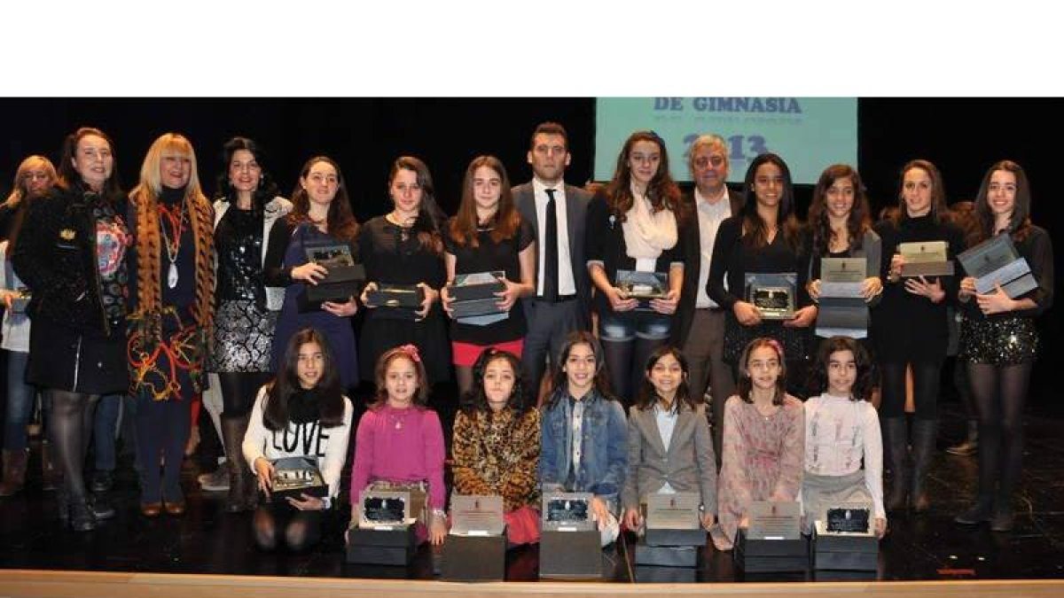 Los representantes del Club Ritmo con sus galardones posan con el presidente de la Española.