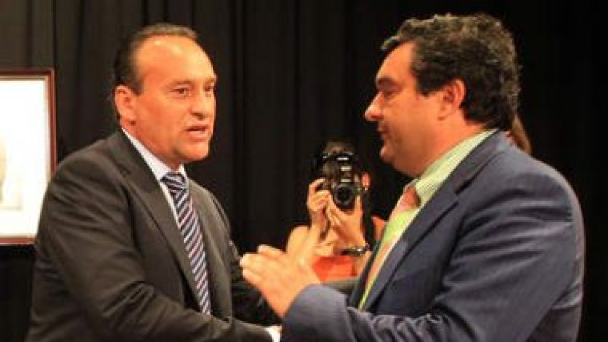 Alfonso Arias, felicitado por José Luis Ramón.