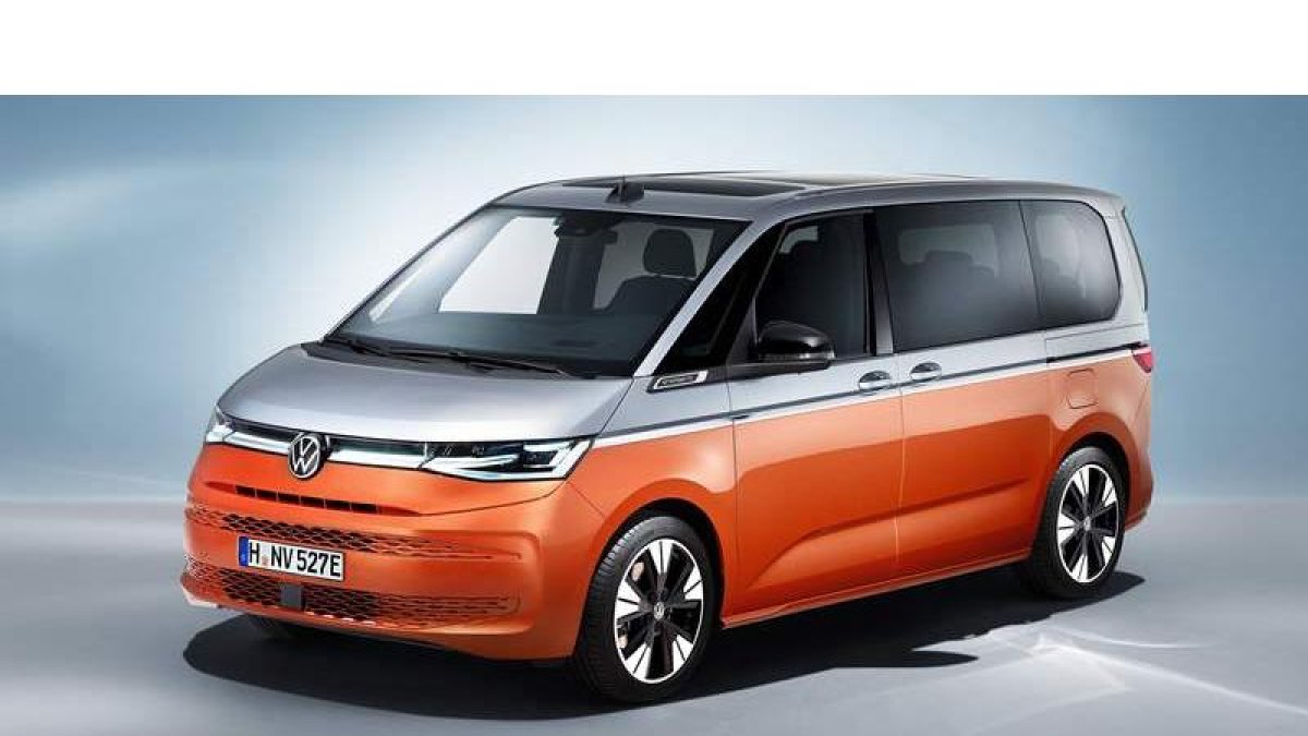 Capó alargado desde la base del parabrisas y tono bicolor; con ser totalmente nuevo, los genes del histórico diseño siguen presentes… continúa siendo un ‘entrañable’ Bulli. VW