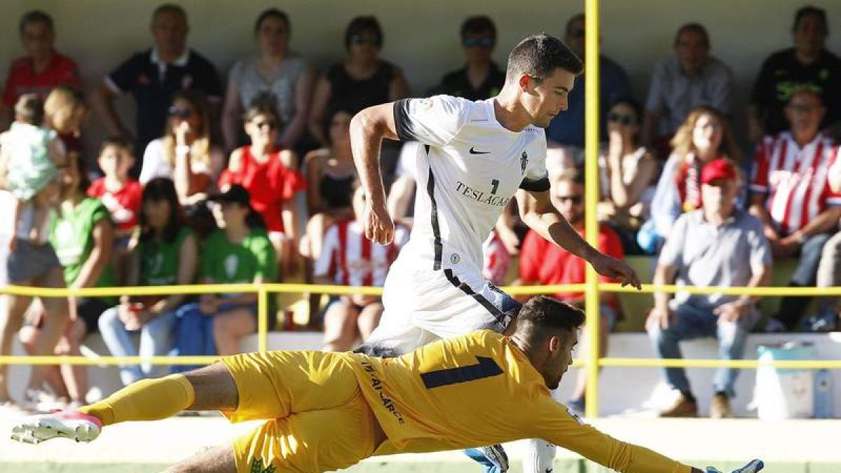 Claudio, que entró en la segunda parte, marcó el tanto que dio la victoria al Sporting. PABLO GONZÁLEZ